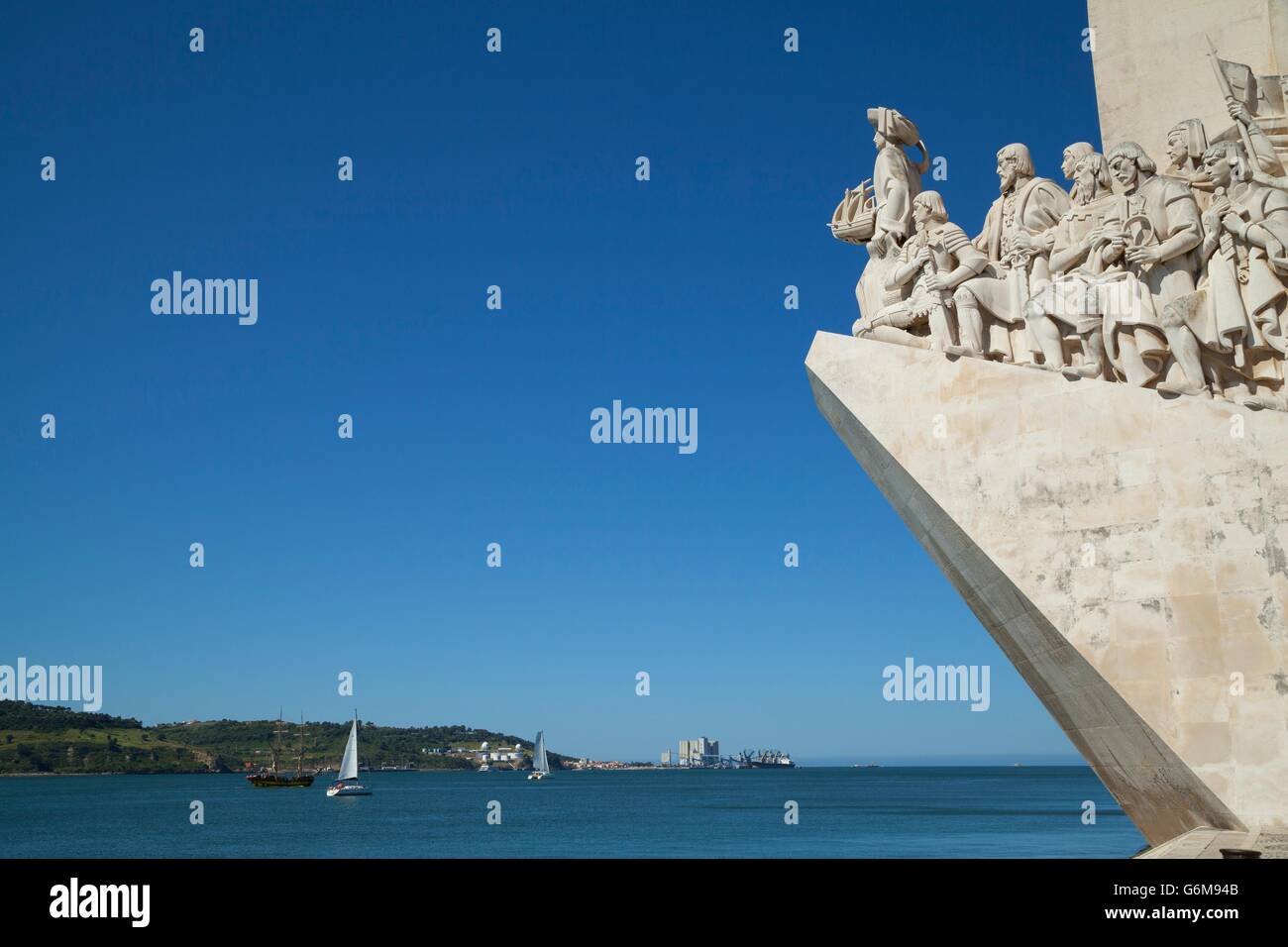 Monument de la découverte à Belém, Lisbonne. Le momument montre Henri le navigateur à l'avant-garde et célèbre l'âge portugais o Banque D'Images