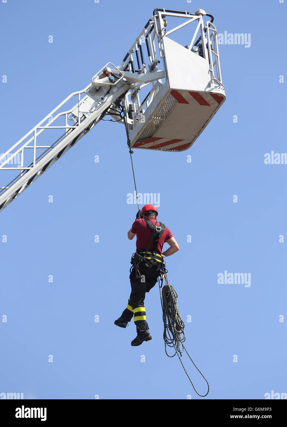 Les pompiers la corde accrochée au cours de l'exercice pratique de firehouse Banque D'Images