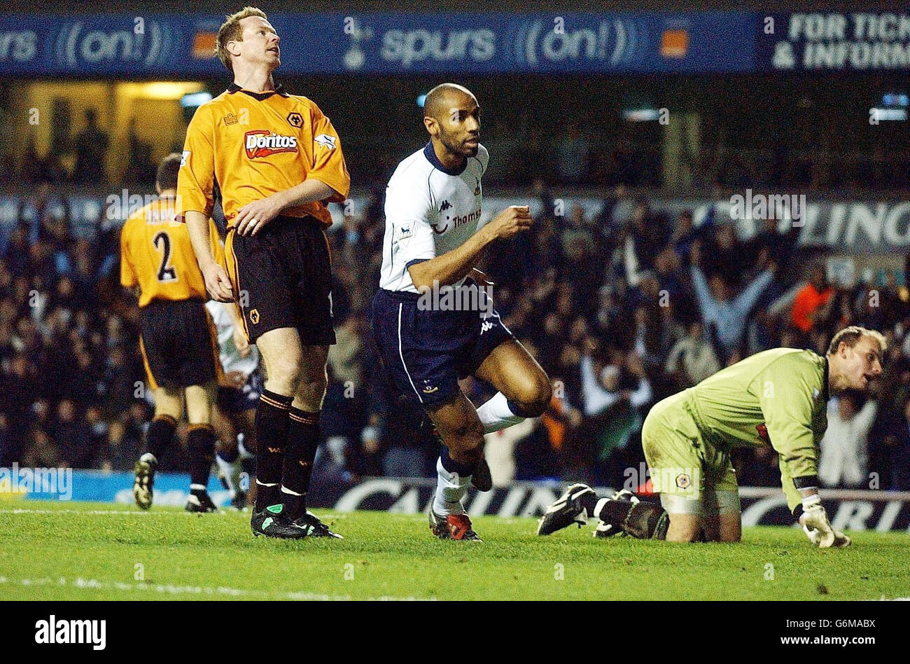 Frederic Kanoute (au centre) de Tottenham Hotspurs a obtenu des scores contre Wolves lors du match Barclaycard Premiership à White Hart Lane, dans le nord de Londres. Banque D'Images