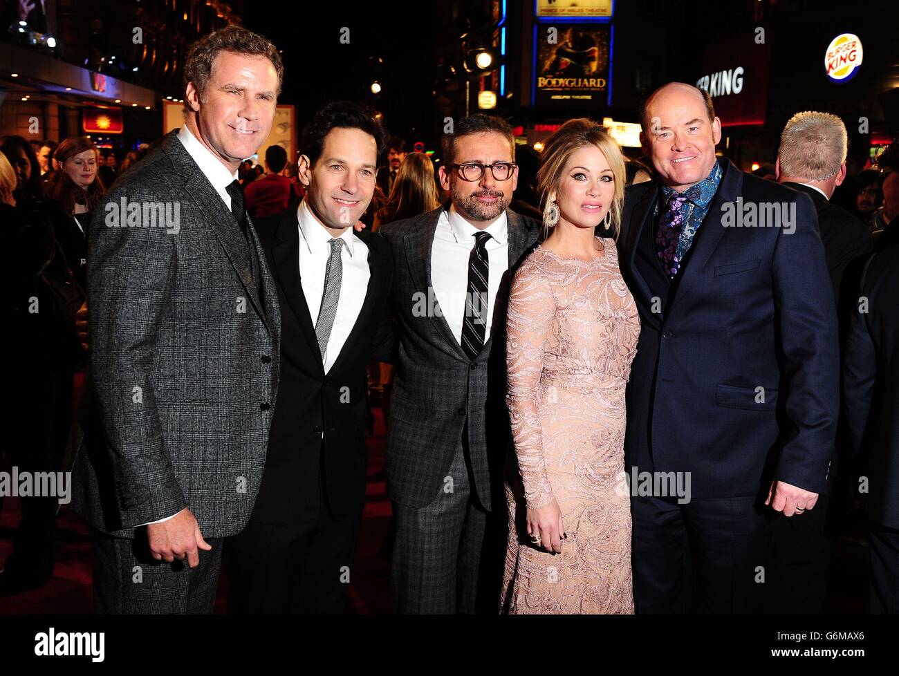 (De gauche à droite) Will Ferrell, Paul Rudd, Steve Castell, Christina Applegate et David Koechner assistent à la première britannique d'Anchorman 2 au cinéma vue West End, Londres. Banque D'Images