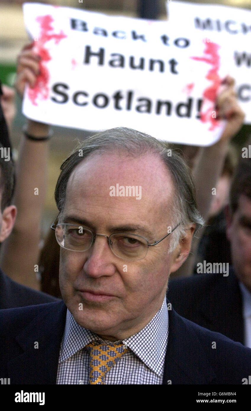 Le chef conservateur, Michael Howard, est rencontré par des manifestants alors que lui-même et le chef conservateur écossais, David Mcletchie, visitent le bâtiment du Parlement écossais à Édimbourg, dans le cadre de la première visite de M. Howard en Écosse depuis qu'il a pris la tête de son parti. Howard a rejeté les suggestions selon lesquelles il était en désaccord avec McLetchie sur la nécessité d'une étude indépendante des pouvoirs de levée d'impôt du Parlement écossais. Banque D'Images