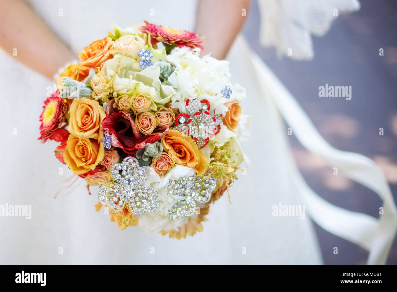 Mariée en robe blanche holding bouquet dans les mains, closeup Banque D'Images Mariée en robe blanche holding bouquet dans les mains, closeup Banque D'Images