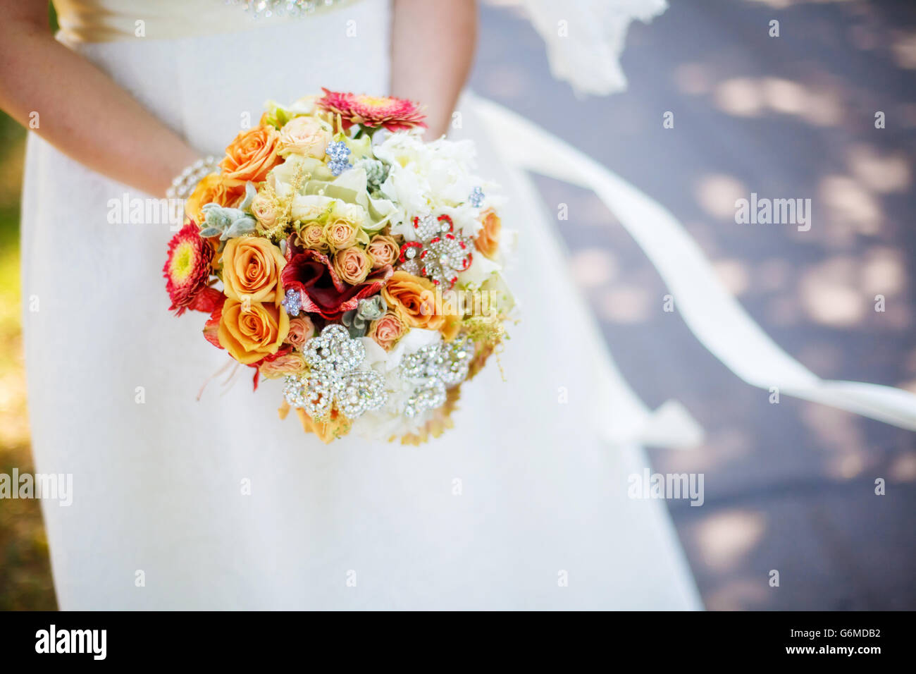 Mariée en robe blanche holding bouquet dans les mains, closeup Banque D'Images Mariée en robe blanche holding bouquet dans les mains, closeup Banque D'Images