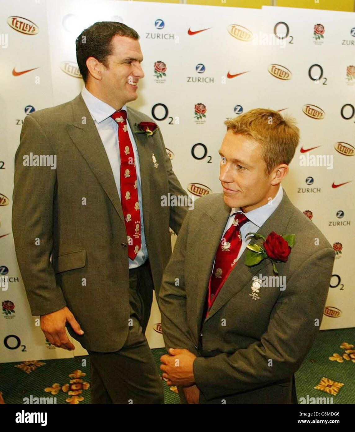 Le capitaine d'Angleterre Martin Johnson (à gauche) et Jonny Wilkinson discutent avec les médias à l'Inter Continental Hotel dans le centre de Londres, avant que l'équipe gagnante de la coupe du monde de rugby en Angleterre ne visite le centre de la ville. Les supporters de tout le pays devraient converger vers la capitale pour honorer les champions du monde de rugby de l'Angleterre lorsqu'ils voyageront en ville sur deux bus à toit ouvert et se termineront par un rallye à Trafalgar Square. Banque D'Images