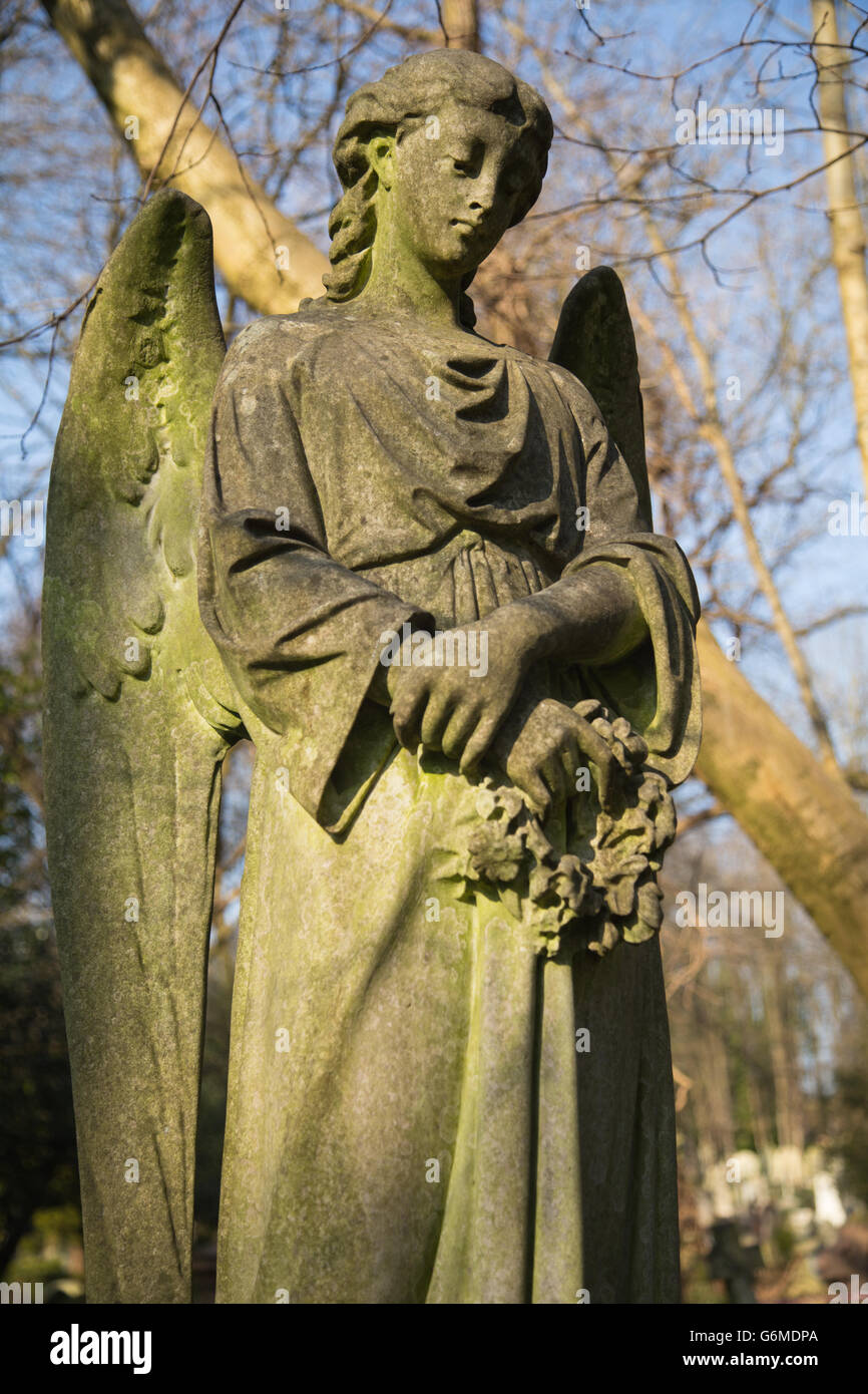 Close-up de la sculpture sur pierre de l'ange sur la journée d'hiver ensoleillée dans le Cimetière de Highgate, au nord de Londres Banque D'Images