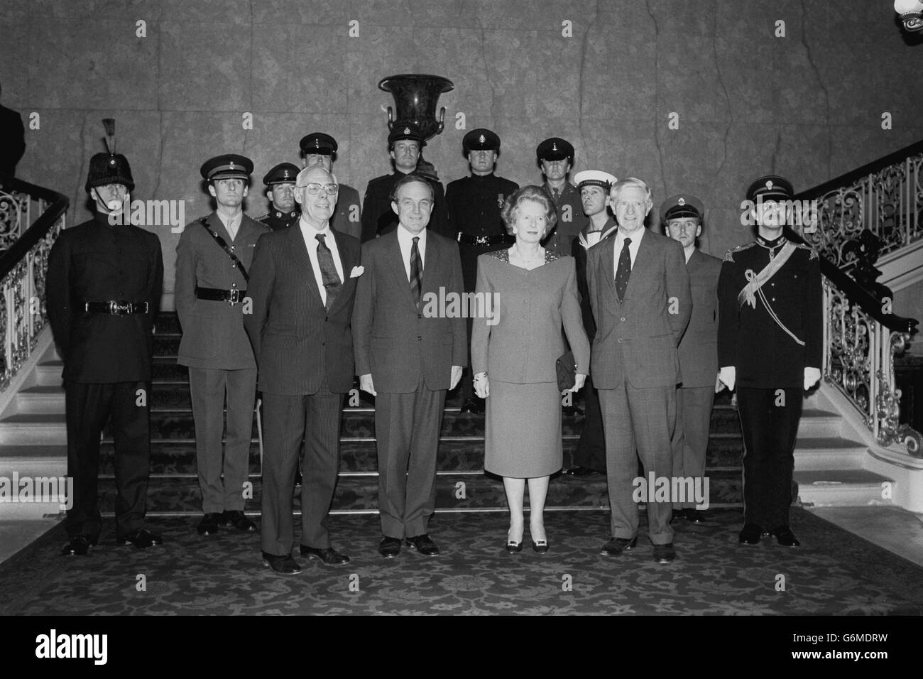 (Avant, de gauche à droite) Denis Thatcher, le secrétaire à la Défense George Smaller, le premier ministre Margaret Thatcher et Tommy MacPherson, président du Comité national de liaison avec les employeurs, lors d’une réception à Londres pour soutenir une campagne visant à accroître la taille de la force de réserve en persuadant les employeurs de libérer les gens pour le service territorial. À la réception, pour soutenir la nouvelle campagne de réserve de volontaires, qui vise à augmenter le nombre d'ici 10,000, le Premier ministre a exclu la réintroduction de la conscription. Banque D'Images