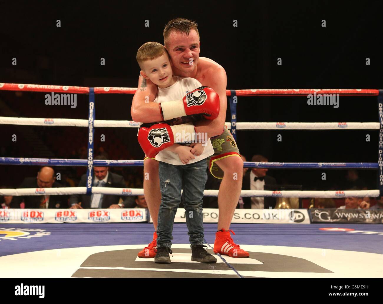 Frankie Gavin célèbre avec son fils après avoir battu Bradley Price