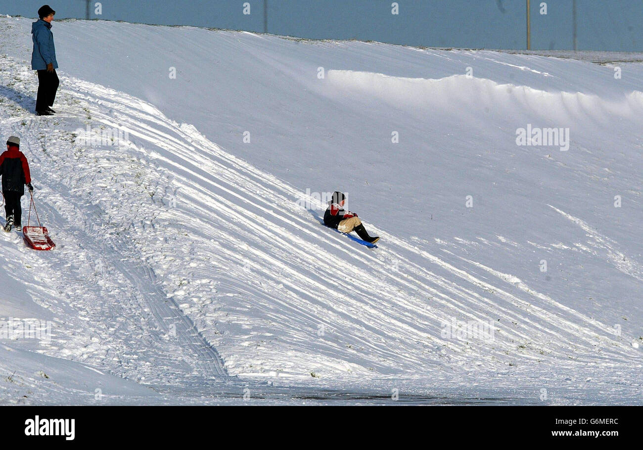 Les enfants apprécient les chutes de neige profondes à Whitley Bay sur le taureau jusqu'à Noël. Banque D'Images