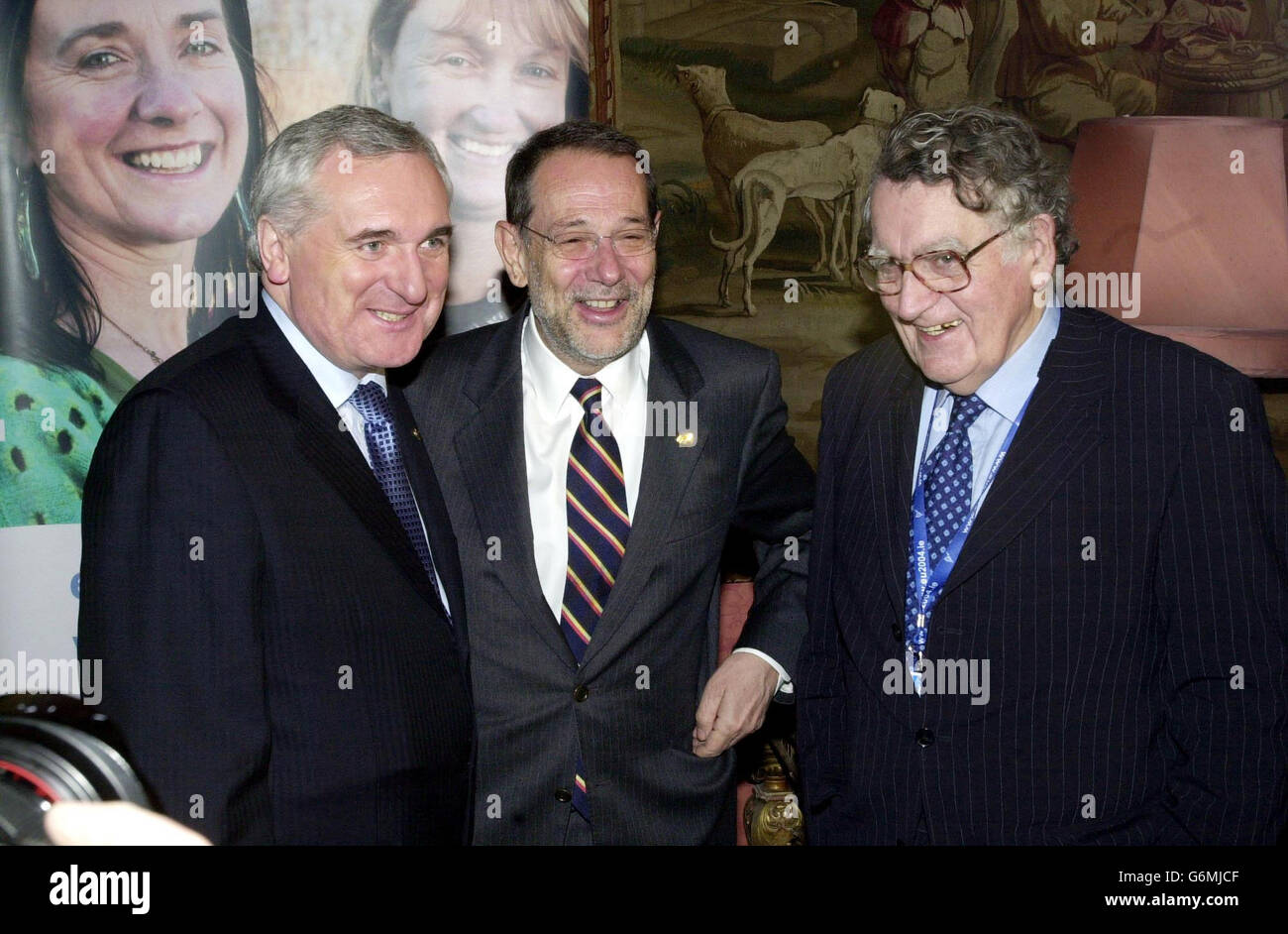 Haut représentant de l'Union européenne et Secrétaire général du Conseil des ministres, M. Javier Solana (au centre) est accueilli par le Premier ministre irlandais, Bertie Ahern (à gauche) et le sénateur Maurice Hayes, avant de prendre la parole au Forum national sur l'Europe, au château de Dublin, en République d'Irlande. Banque D'Images