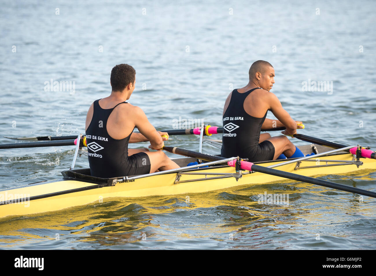 RIO DE JANEIRO - le 2 avril 2016 : rameurs brésilien se préparent à concourir dans une course sur Lagoa Rodrigo de Freitas lagoon. Banque D'Images