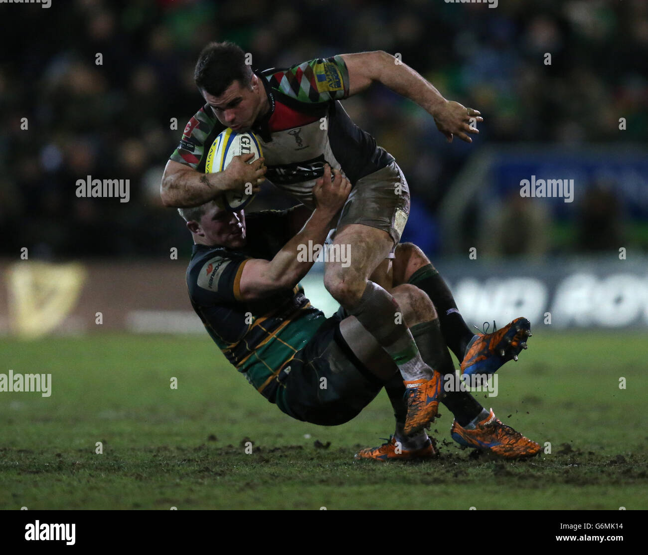 Rugby Union - Aviva Premiership - Northampton Saints / Harlequins - Franklin's Gardens.Alex Waller de Northampton Saints s'attaque à Dave Ward de Harlequins Banque D'Images
