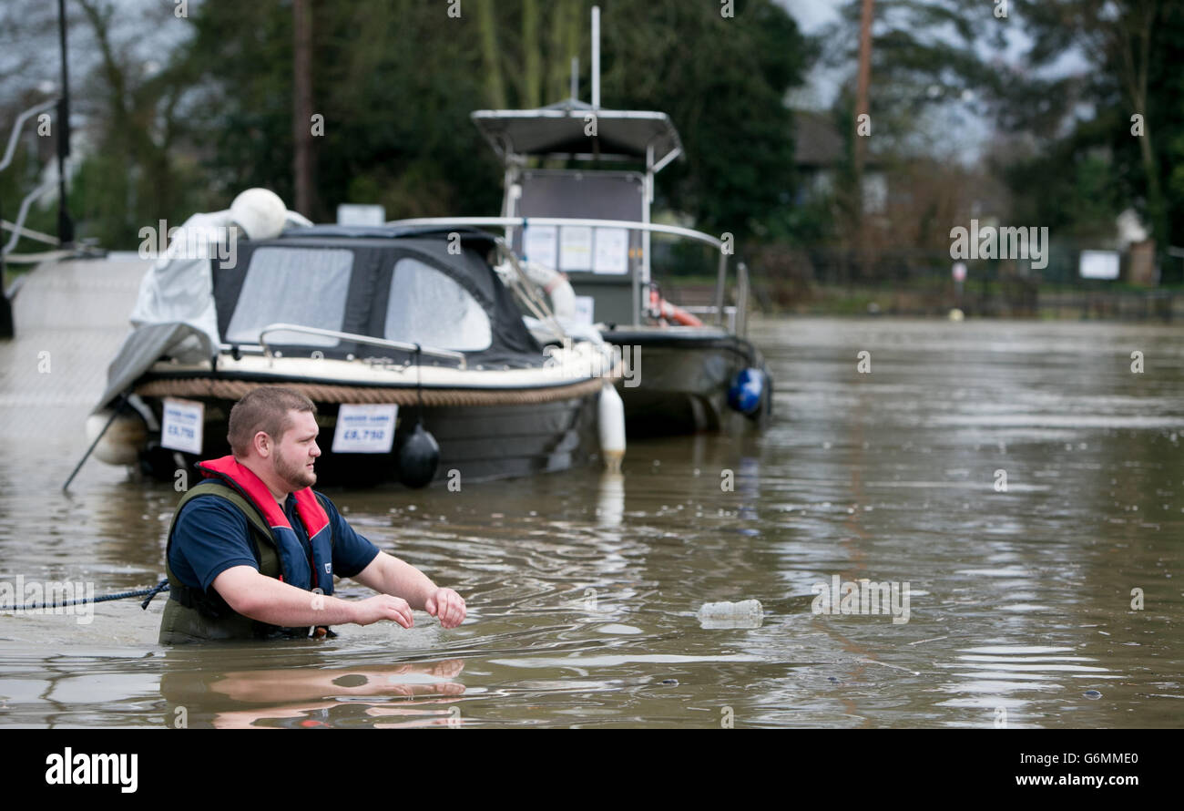 Dominic Webb, de Lindon Lewis Marine, des barques de contrôle amarrées à des amarrages inondés à côté de la Tamise à Shepperton, Surrey. Banque D'Images