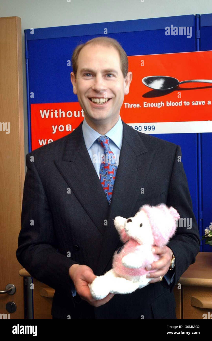 Le comte de Wessex reçoit un jouet doux, lors de sa visite à Glasgow, où il a fait une visite au centre de transfusion sanguine de l'Ouest de l'Écosse à l'hôpital de Gartnavel. Banque D'Images