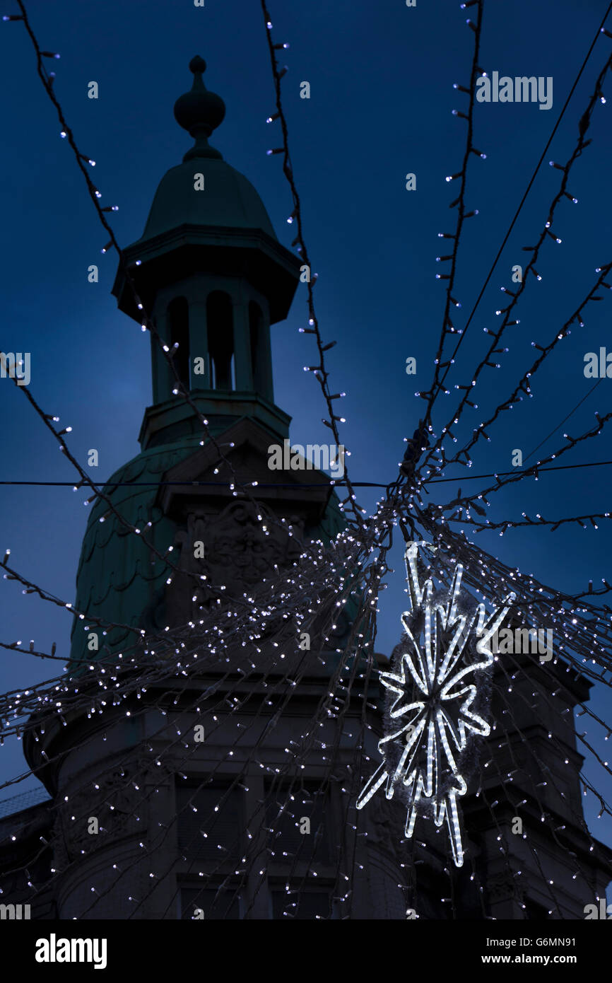 Gloucester, Gloucestershire, Royaume-Uni, la croix, les illuminations de Noël Banque D'Images