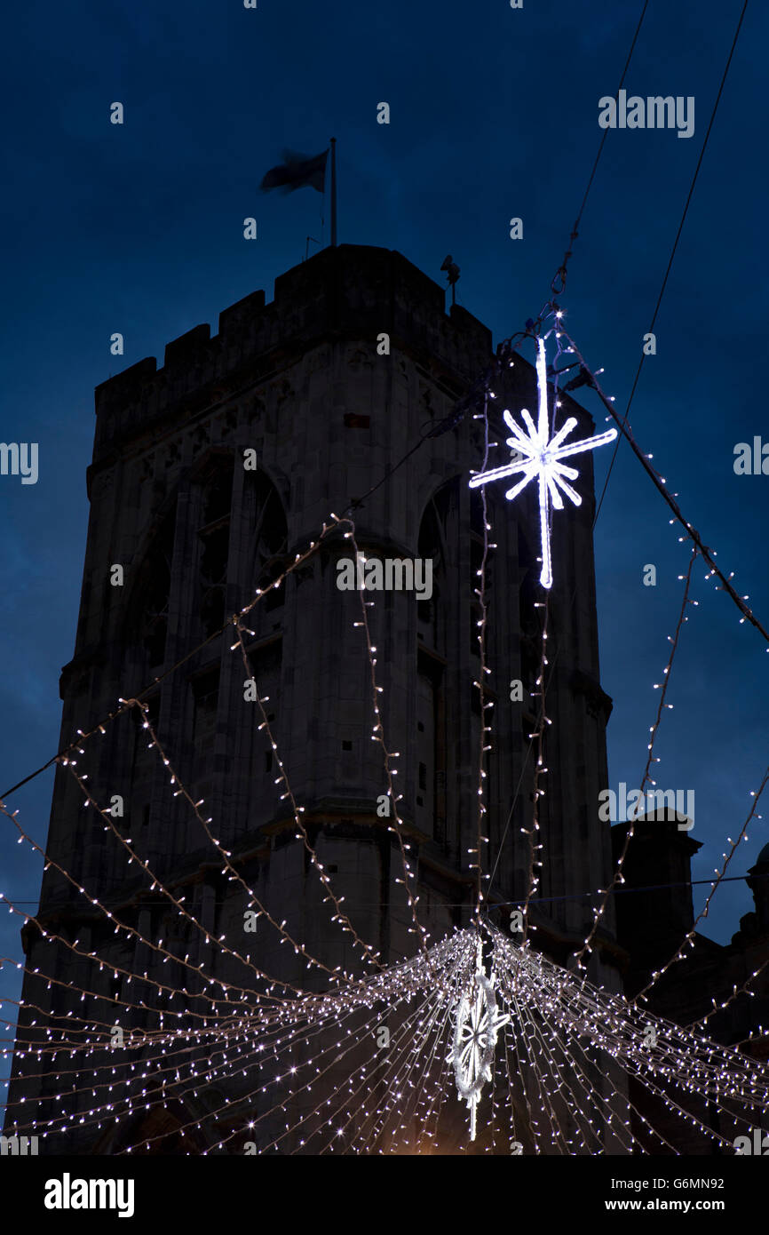 Gloucester, Gloucestershire, Royaume-Uni, la croix, les illuminations de Noël à St Michael's Tower Banque D'Images