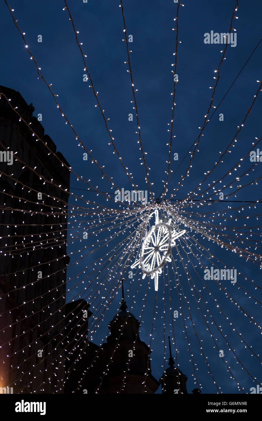 Gloucester, Gloucestershire, Royaume-Uni, la croix, les illuminations de Noël à St Michael's Tower Banque D'Images