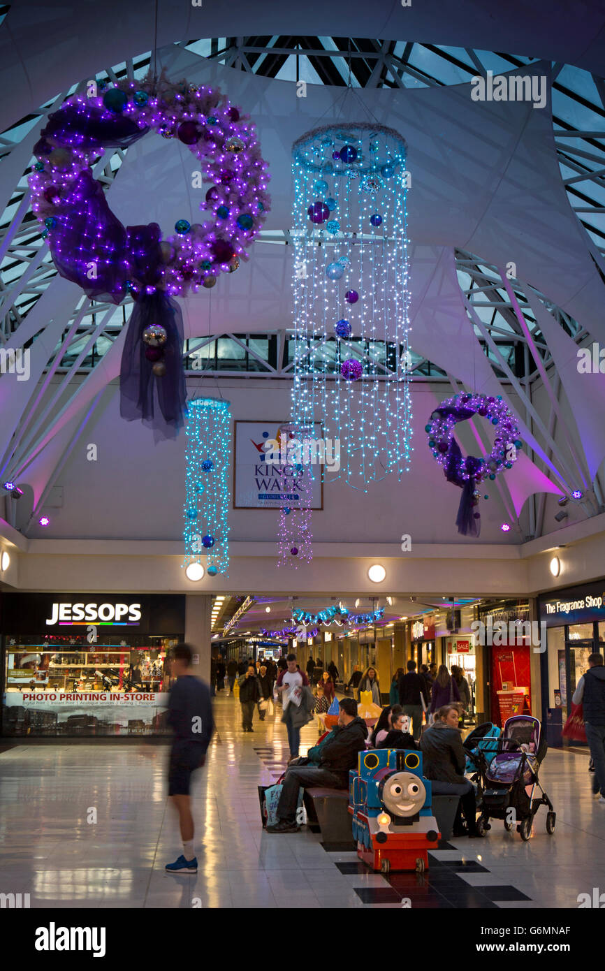 Gloucester, Gloucestershire, Royaume-Uni, King's Walk Shopping Centre Noël illuminations Banque D'Images