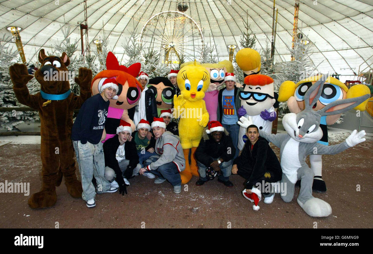 USAGE ÉDITORIAL EXCLUSIF : Blazin' Squad avec des personnages de Cartoon Network, lors du lancement de l'événement Winter Wonderland au Millennium Dome de Londres.L'événement se déroule du 6 au 30 décembre 2003. Banque D'Images
