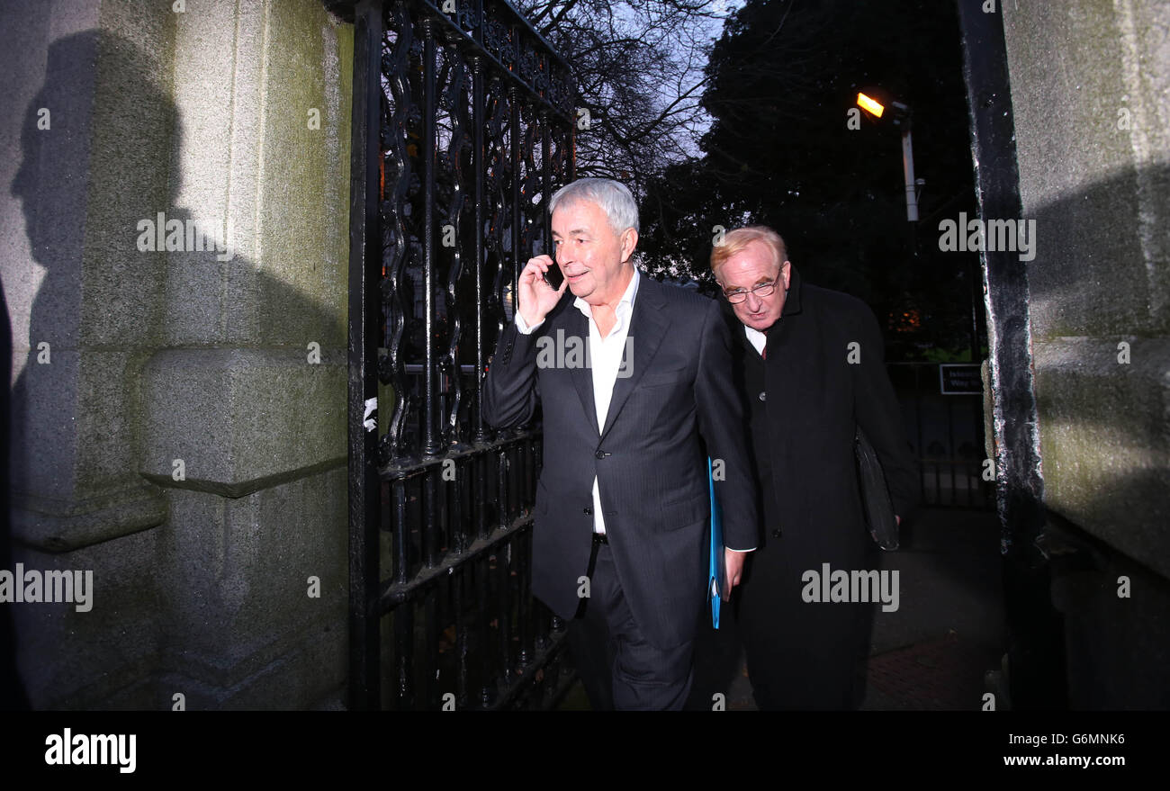 Paul Kiely (à gauche) l'ancien directeur général de la Central Remedial Clinic de Dublin et le directeur général par intérim Jim Nugent (à droite) quittant Leinster House après avoir témoigné devant le Comité des comptes publics. Banque D'Images