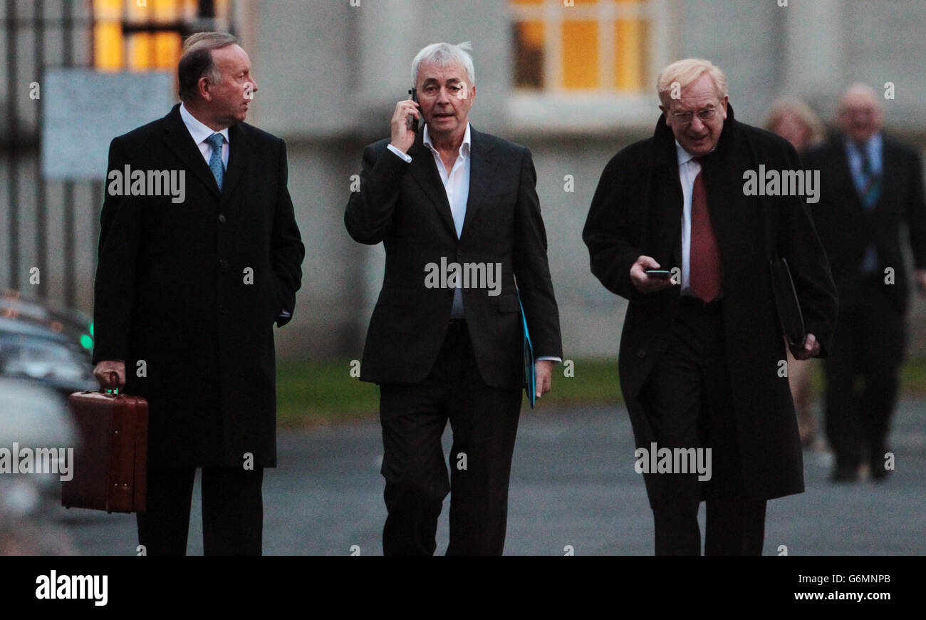 (De gauche à droite) David Martin, directeur de la clinique centrale de médecine de recours, Paul Kiely, ancien directeur général et Jim Nugent, chef de la tricherie, quittant Leinster House après avoir témoigné devant le Comité des comptes publics. Banque D'Images