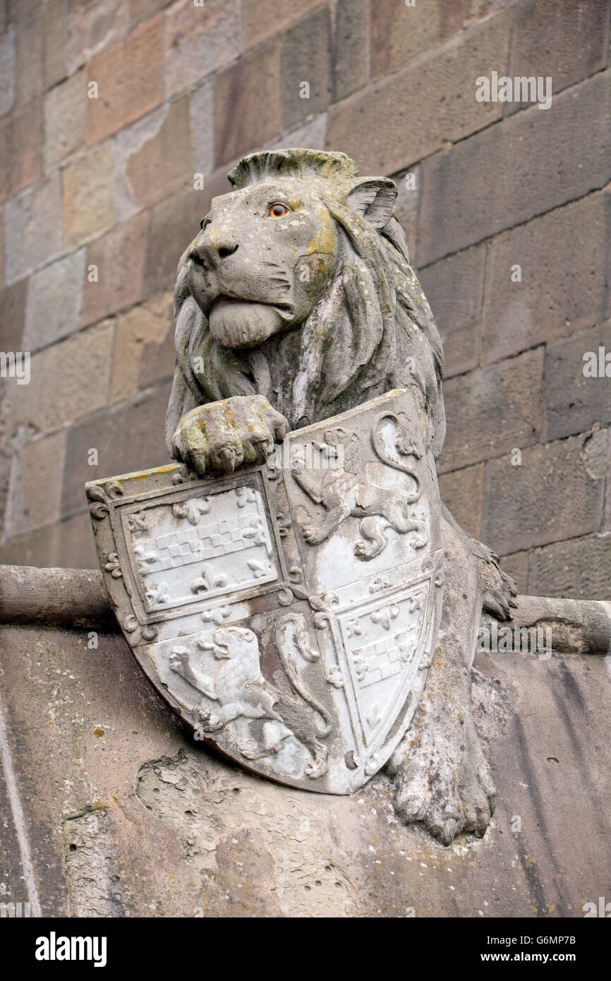 L'un des deux Lions, l'un de l'original 9 par Thomas Nicholls sur l'animal dans le mur, quartier du château de Cardiff, Pays de Galles. Banque D'Images