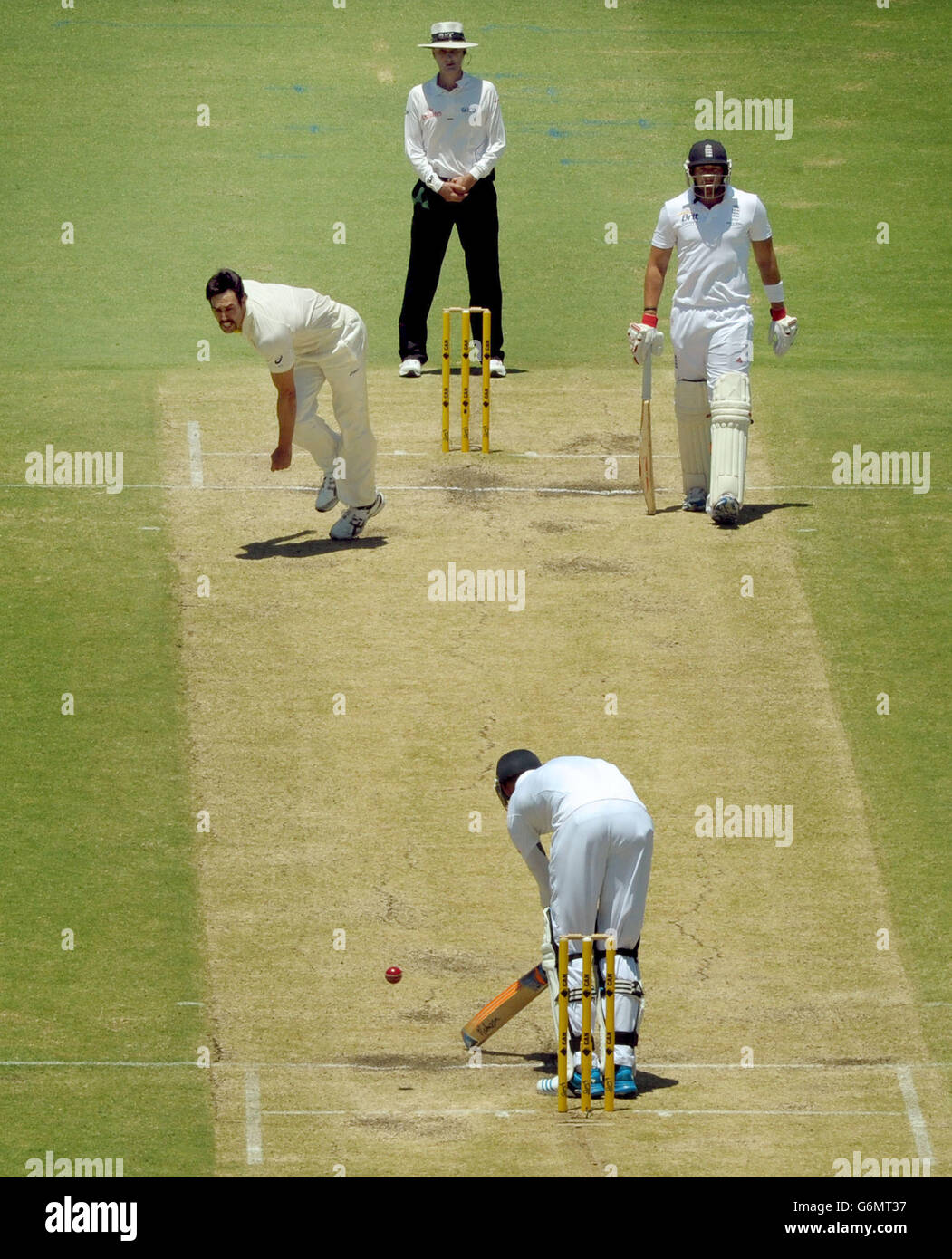 Mitchell Johnson (à gauche), en Australie, prend la place de Stuart Broad (en bas), en Angleterre, au troisième jour du troisième test au WACA Ground, à Perth, en Australie. Banque D'Images