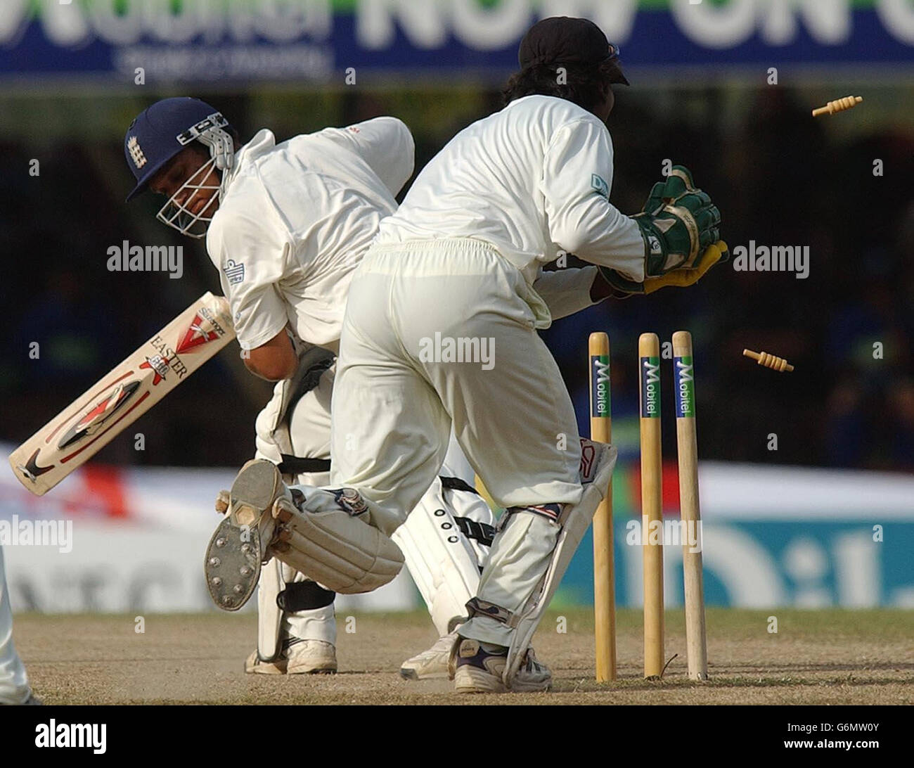 Mark Butcher survit à sa première étape par Kumar Sangakkara alors que l'Angleterre prend le Sri Lanka le quatrième jour du deuxième test dans les trois séries d'essais. Banque D'Images