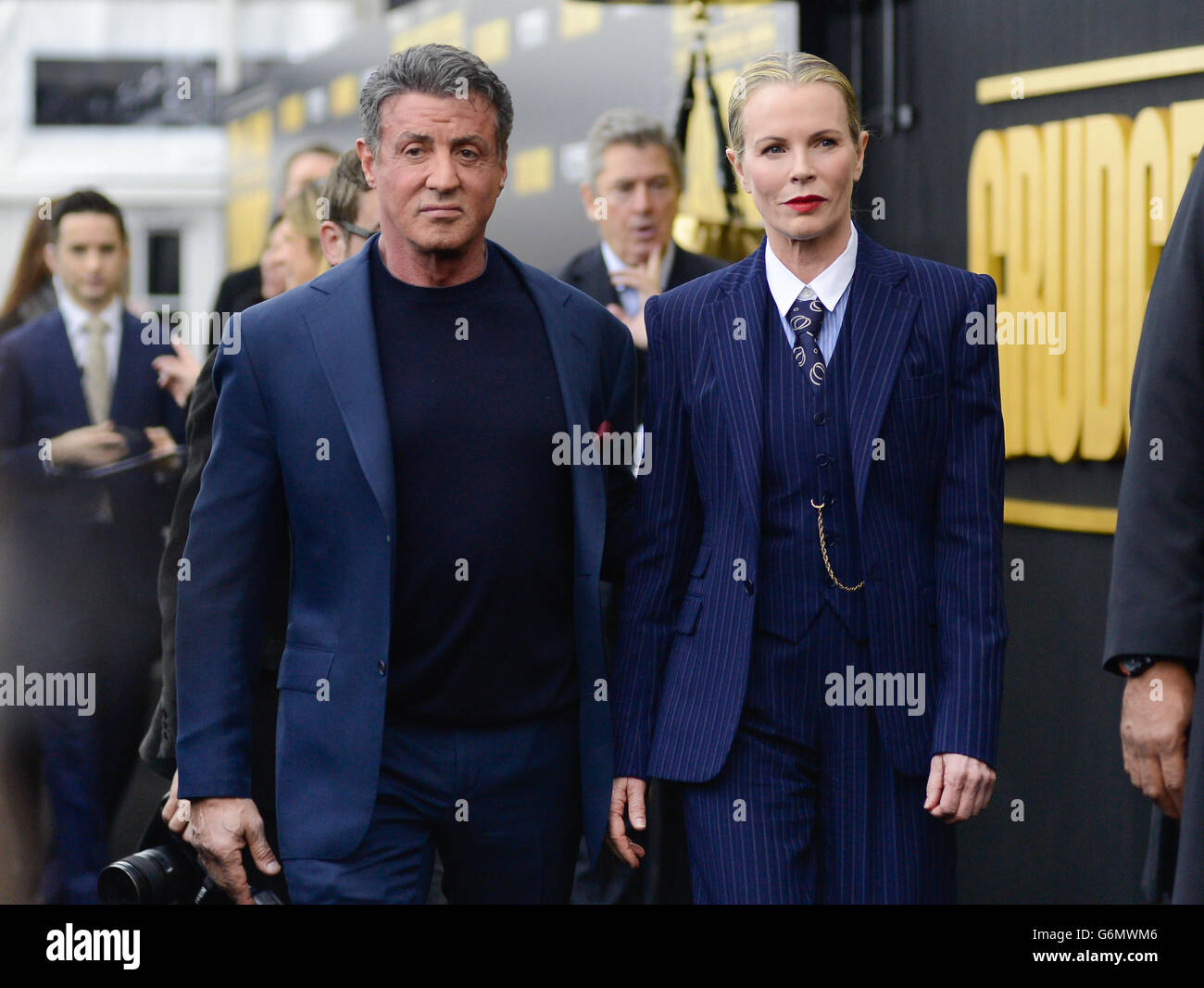 Les acteurs Sylvester Stallone et Kim Basinger assistent à la première mondiale de 'Grudge Match', au bénéfice de l'Institut du film Tribeca, au théâtre Ziegfeld le lundi 16 décembre 2013 à New York.(Photo par Evan Agostini/Invision/AP) Banque D'Images