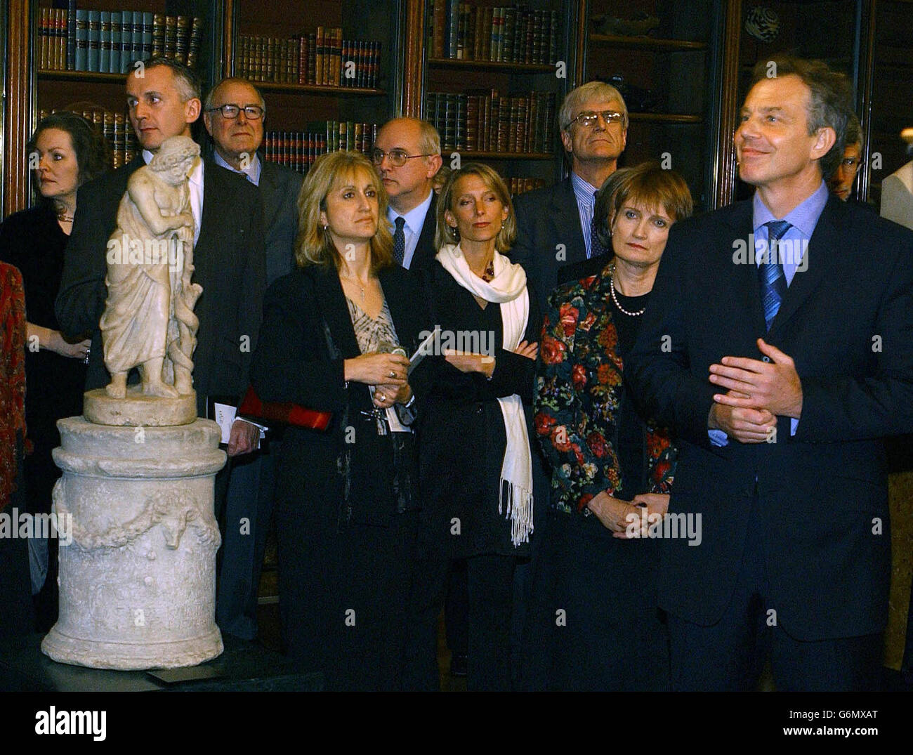 Le Premier ministre britannique Tony Blair (à droite) une réception au British Museum pour célébrer cette année son 250e anniversaire, avec la secrétaire d'État à la Culture, aux médias et aux Sports Tessa Jowell. Tony Blair a annoncé que le British Museum doit obtenir 500,000 000 d'argent supplémentaire du gouvernement pour une célébration de l'art et de la culture africains. Banque D'Images