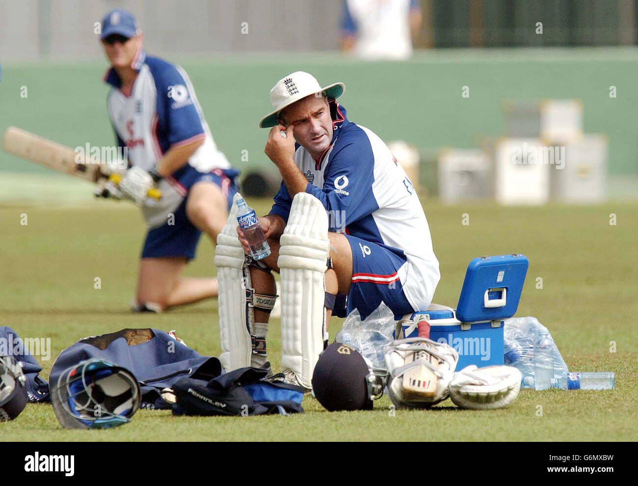 Graham Thorpe prend une pause de l'entraînement, au Singhalese Sports Club à Colombo alors que l'Angleterre se prépare pour le test final des trois séries d'essais contre le Sri Lanka. Banque D'Images
