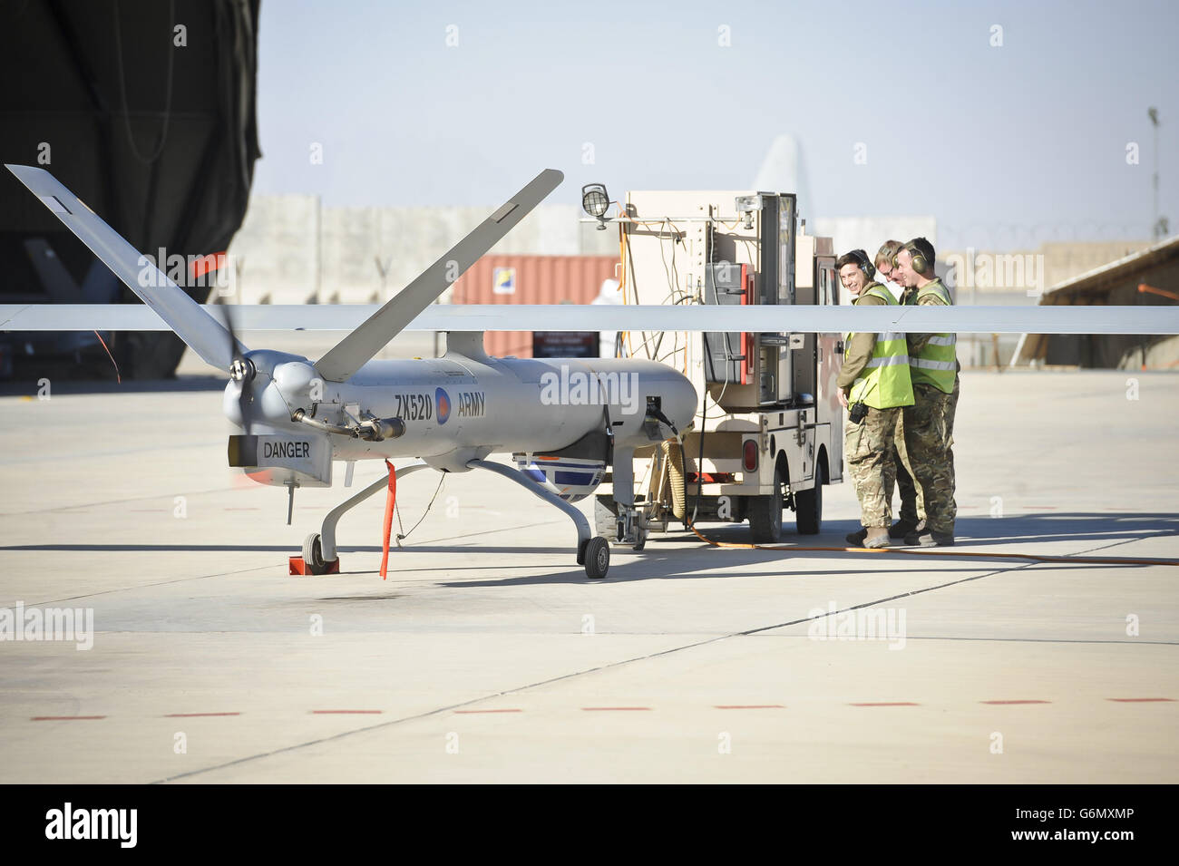 L'équipage au sol prépare un système aérien sans pilote Hermes 450 (UAS), un avion de reconnaissance télécommandé, pour le vol à l'aérodrome de Camp Bastion, province d'Helmand, en Afghanistan. Banque D'Images