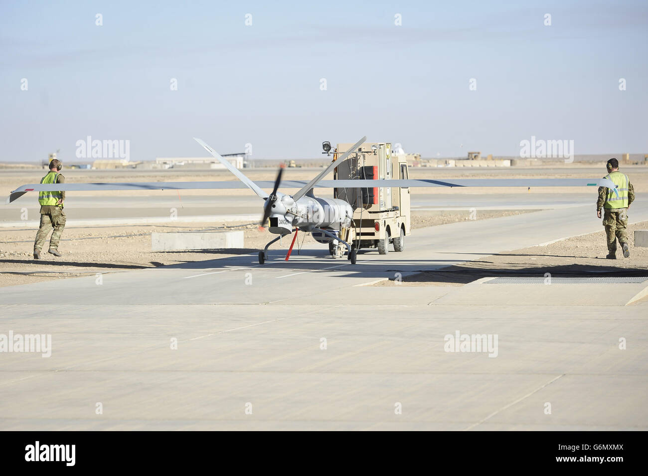 L'équipage au sol dirige un système aérien sans pilote Hermes 450 (UAS), qui est un avion de reconnaissance télécommandé, pour un vol à l'aérodrome de Camp Bastion, dans la province d'Helmand, en Afghanistan. Banque D'Images