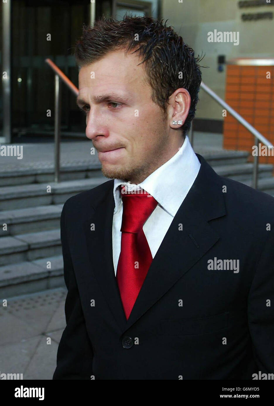 Le footballeur Leeds United, Jody Morris, quitte le tribunal de la Couronne de Leeds.Le milieu de terrain de 24 ans est accusé d'avoir violé une femme de 20 ans à Leeds le 6 octobre avec la co-défenderesse Kristofer Dickie, 26 ans, de Skelwith Road, Fulham, Londres.30/01/04: Le Service des poursuites de la Couronne a annoncé qu'il avait abandonné l'affaire contre le milieu de terrain de 24 ans. Banque D'Images