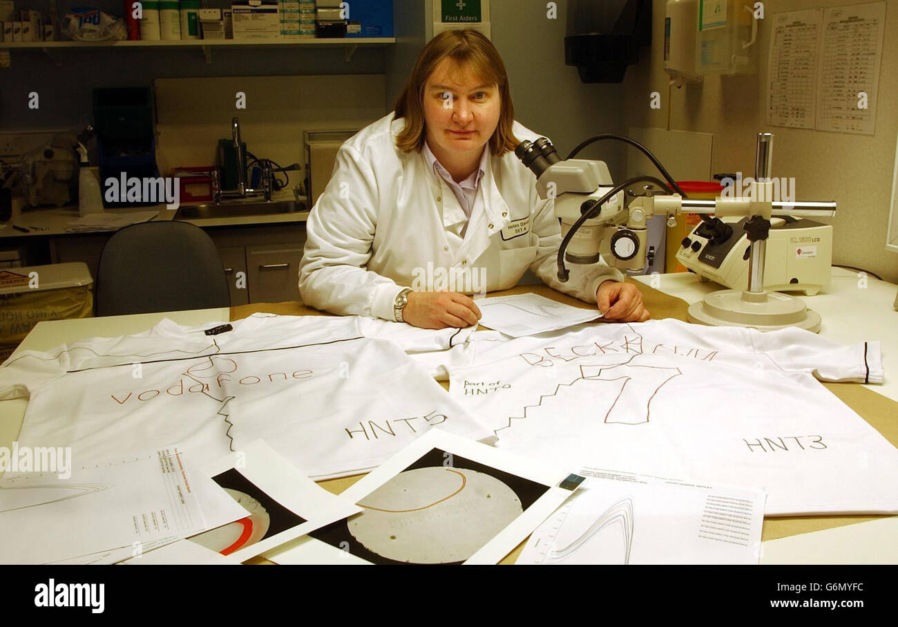 Helen Davey, scientifique légale aux laboratoires FSS (Forensic Science Service) de Cambridgeshire, qui a travaillé dans l'affaire Holly Wells et Jessica Chapman. L'équipe a passé des semaines à son quartier général de Huntingdon pour examiner les vêtements des filles assassinées, ainsi que les vêtements, la moquette et les meubles de la maison d'Ian Huntley, qui a été reconnu coupable le mercredi 17 décembre 2003 du meurtre des deux filles. Banque D'Images