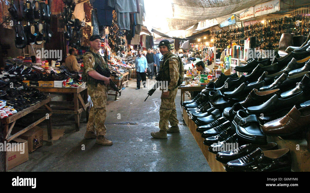 Des soldats patrouillent le marché britannique Banque D'Images
