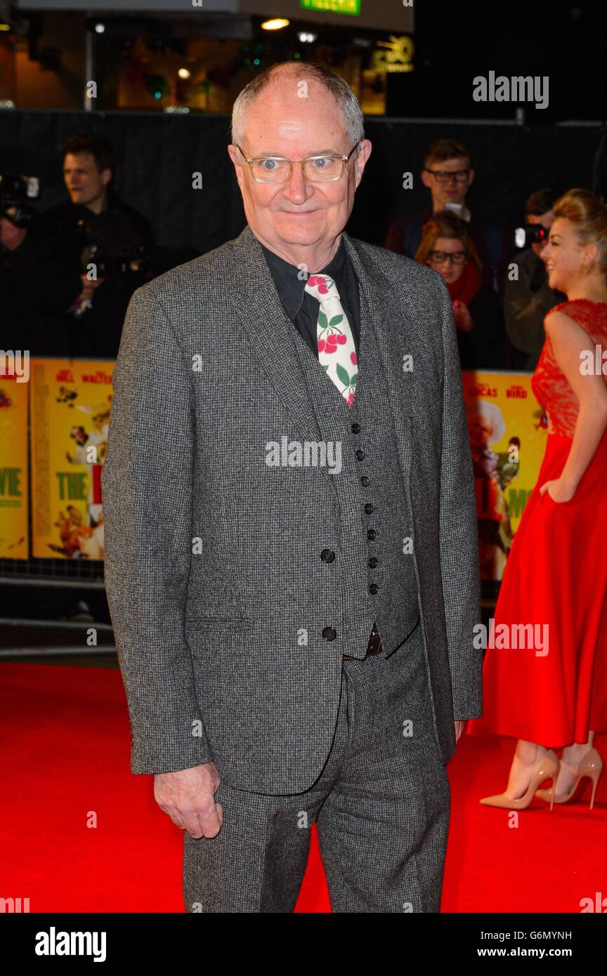 Jim Broadbent arrive à la première mondiale du film Harry Hill, au cinéma vue, Leicester Square, Londres. Banque D'Images