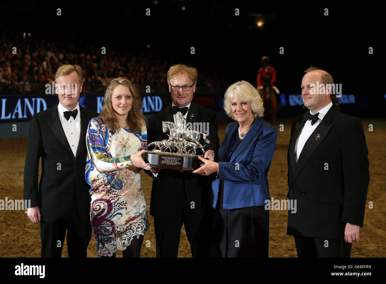 La duchesse de Cornwall présente le trophée Raymond Brooks-Ward à Louise Saywell (deuxième à gauche), la duchesse a été rejointe par les fils de Raymond Brooks-Ward de gauche : James (à gauche), Simon (au centre) et Nick (à droite) au cours du quatrième jour du London International Horse Show au Olympia Exhibition Hall, Londres. Banque D'Images