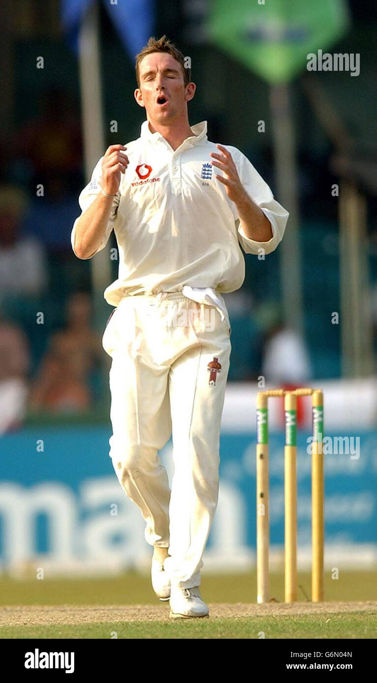 James Kirtley voit une autre chance manquée, au cours de la deuxième journée du troisième et dernier Test Match, au Singhalese Sports Club, Colombo, Sri Lanka. Banque D'Images