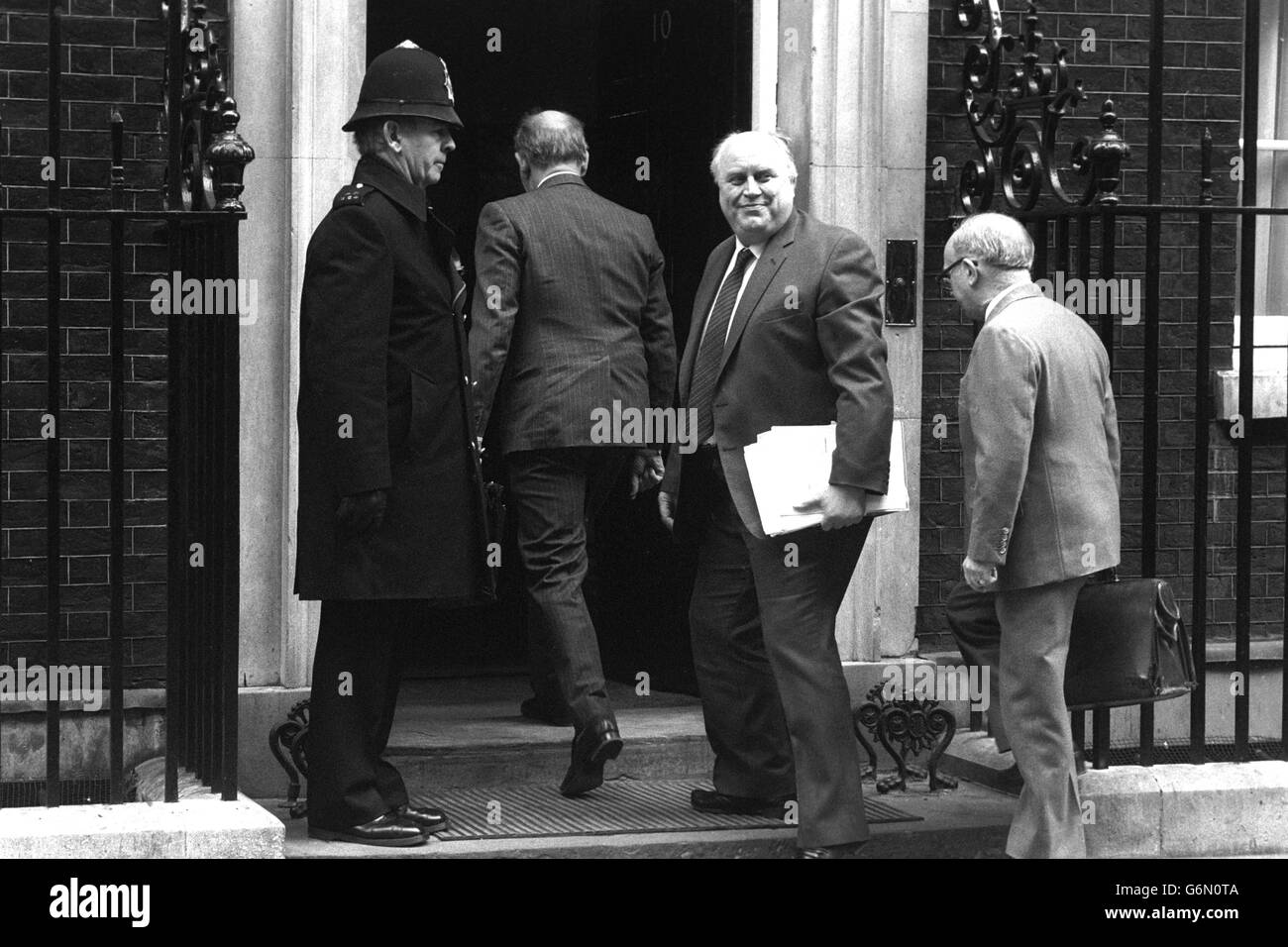 Norman Willis, secrétaire général de TUC, arrive au 10 Downing Street pour une réunion avec Margaret Thatcher, qui rencontre les dirigeants de TUC dans le but de sortir de l'impasse. Banque D'Images