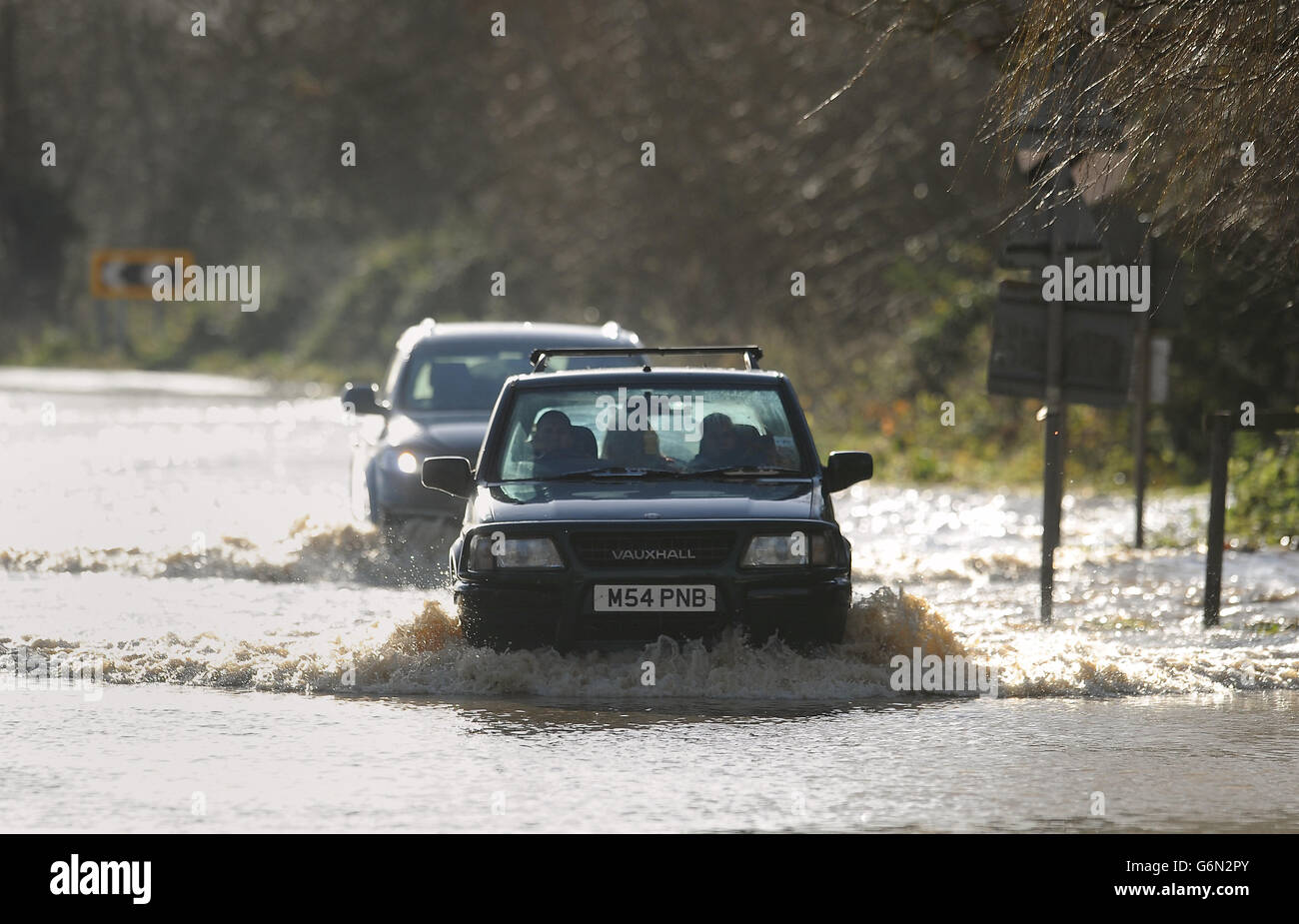 Les voitures traversent les eaux de crue de Fladbury, dans le Worcestershire. APPUYEZ SUR ASSOCIATION photo. Date de la photo: Mardi 24 décembre 2013. Voir l'histoire de PA MÉTÉO de Noël. Le crédit photo devrait se lire comme suit : Joe Giddens/PA Wire Banque D'Images