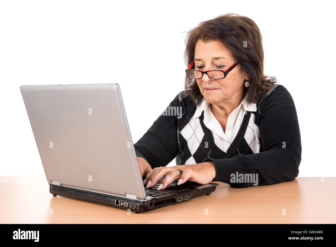 Belle femme senior avec ordinateur portable isolé en blanc Banque D'Images