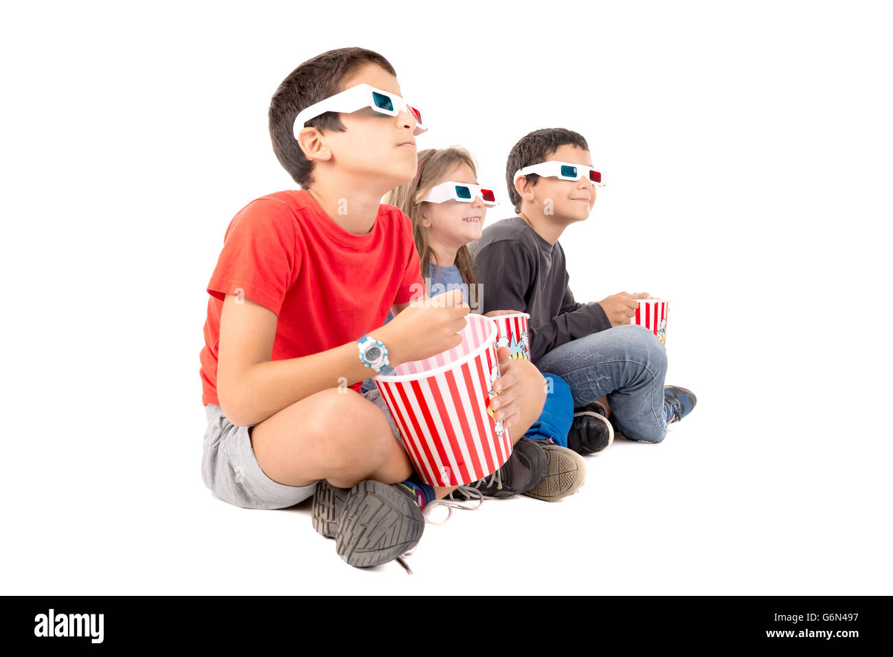 Groupe d'enfants avec des lunettes 3d et pop-corn Banque D'Images
