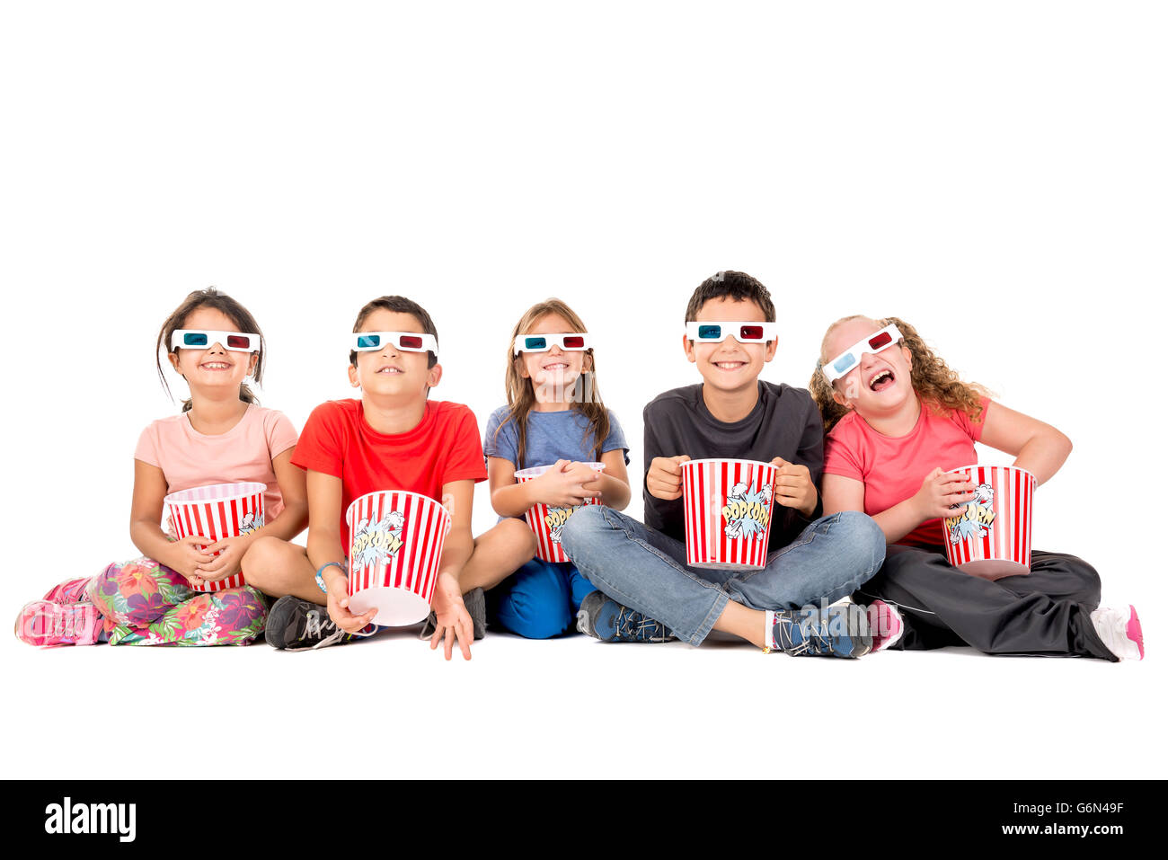 Groupe d'enfants avec des lunettes 3d et pop-corn Banque D'Images