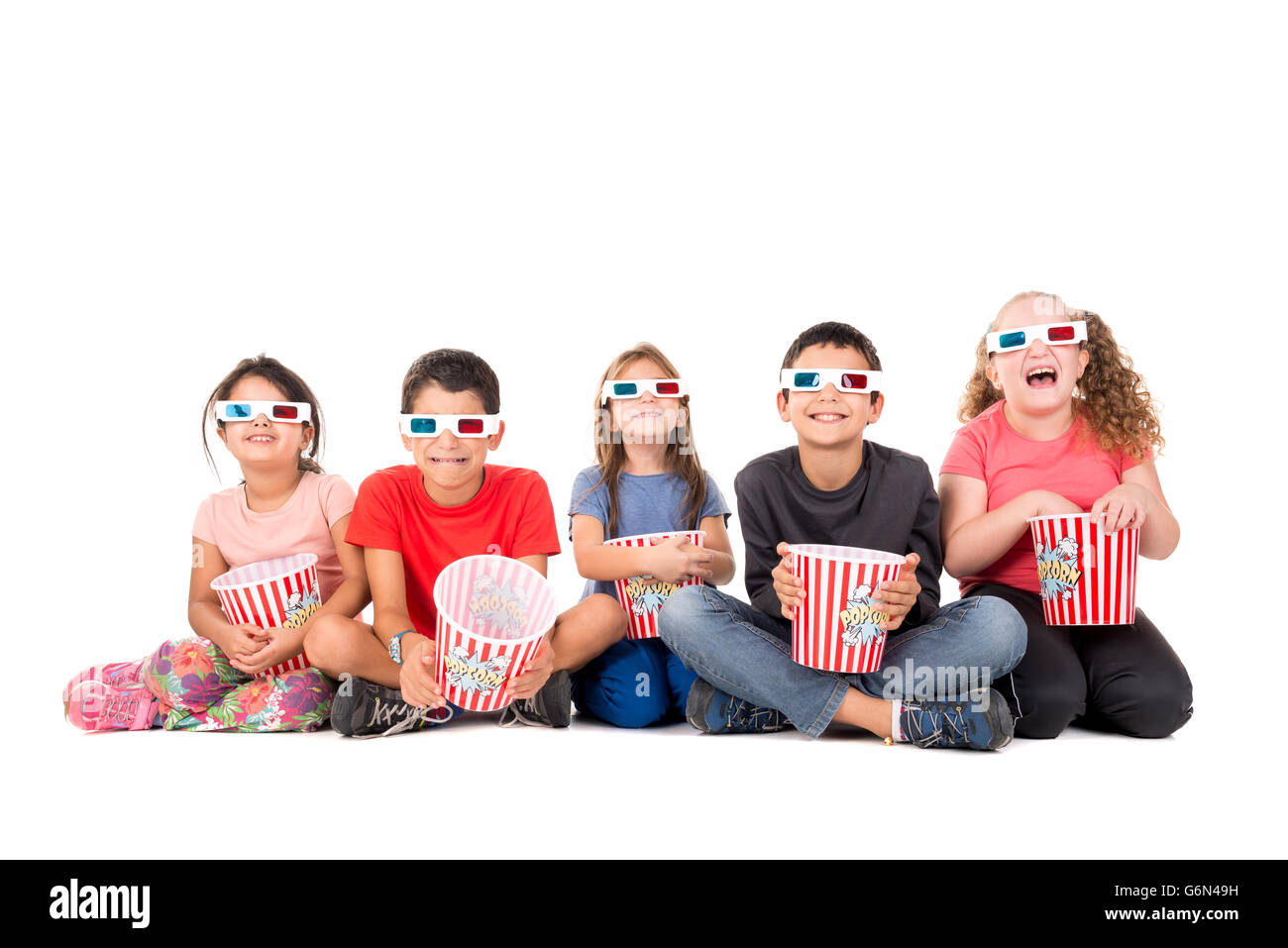 Groupe d'enfants avec des lunettes 3d et pop-corn Banque D'Images