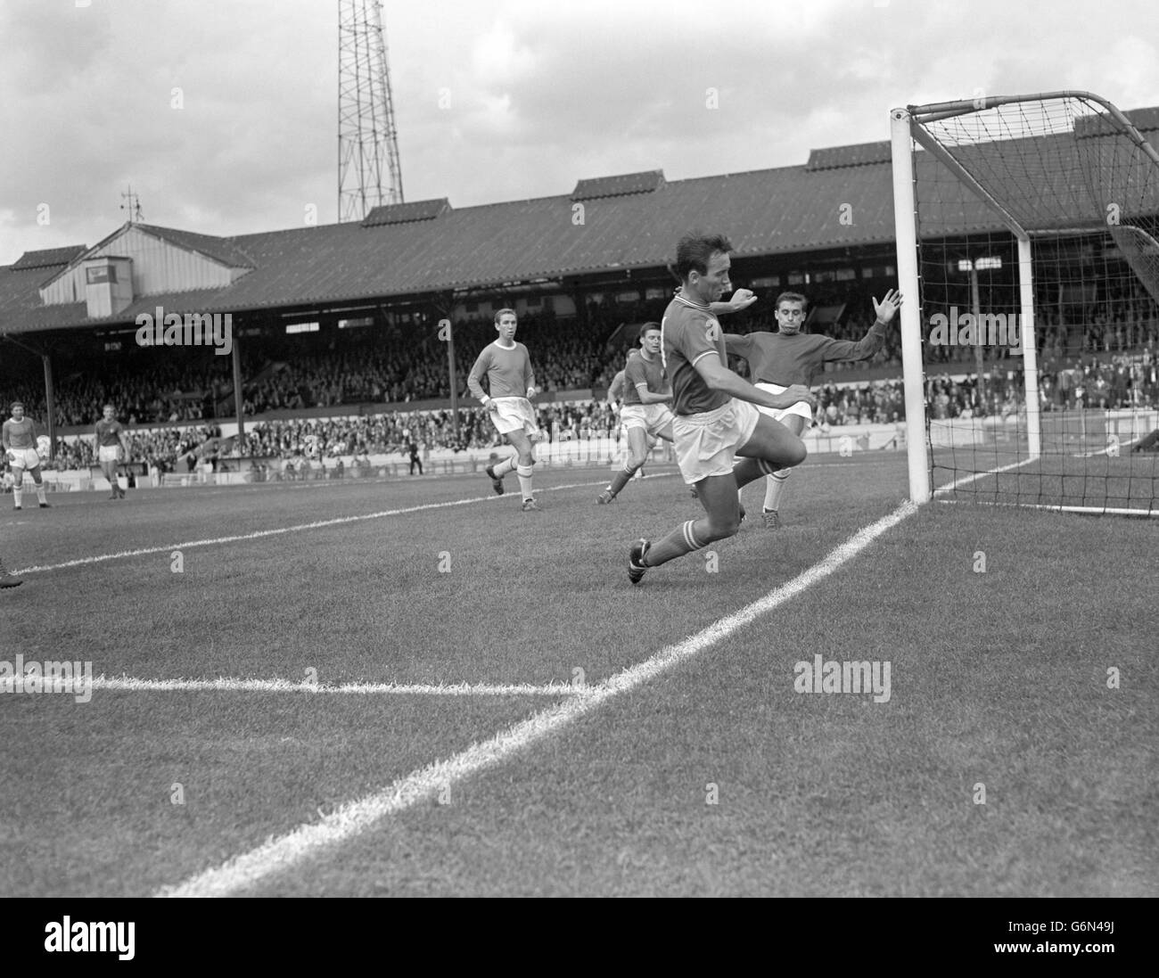 Le gardien de but Athletic de Charlton Peter Wakeham (bras levés) regarde Bobby Tambling de Chelsea tomber sur la ligne de contact. Banque D'Images