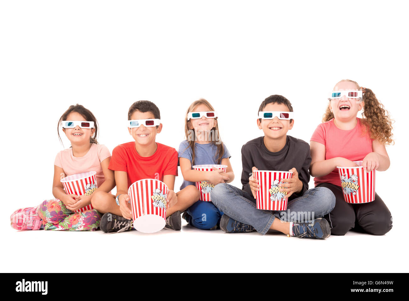 Groupe d'enfants avec des lunettes 3d et pop-corn Banque D'Images