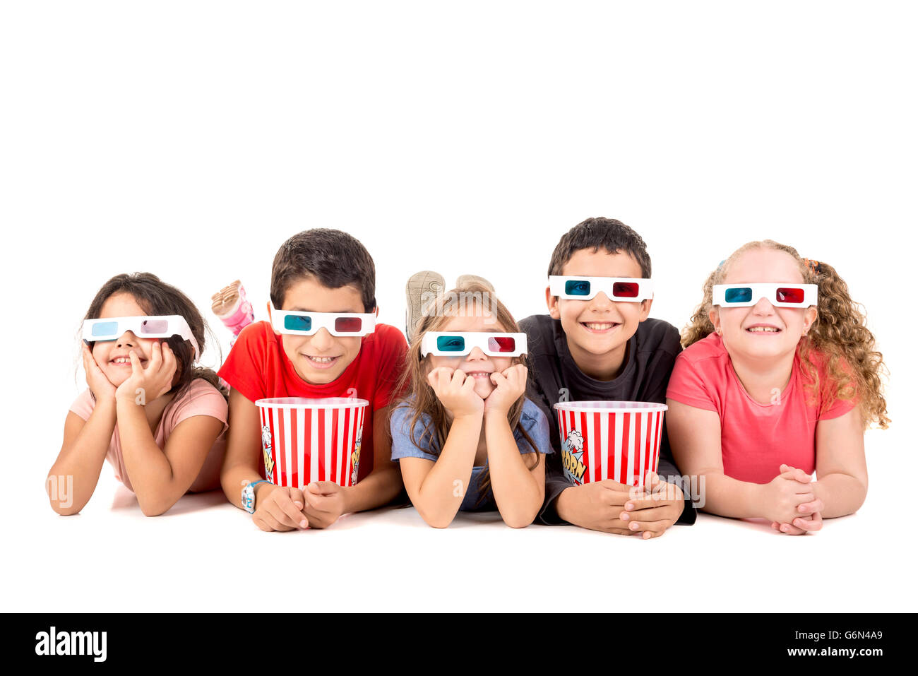 Groupe d'enfants avec des lunettes 3d et pop-corn Banque D'Images