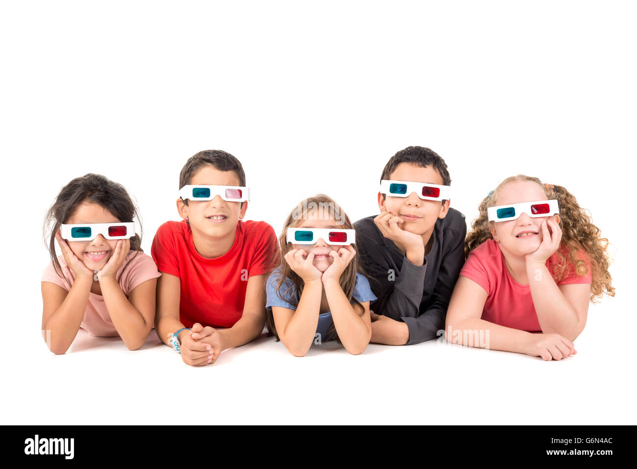 Groupe des enfants heureux avec des lunettes 3D Banque D'Images