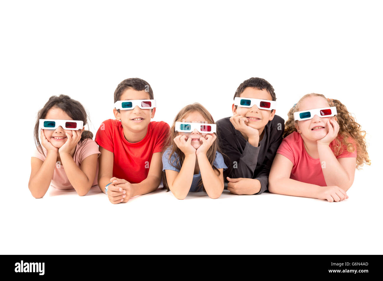 Groupe d'enfants avec des lunettes 3D en blanc isolé Banque D'Images