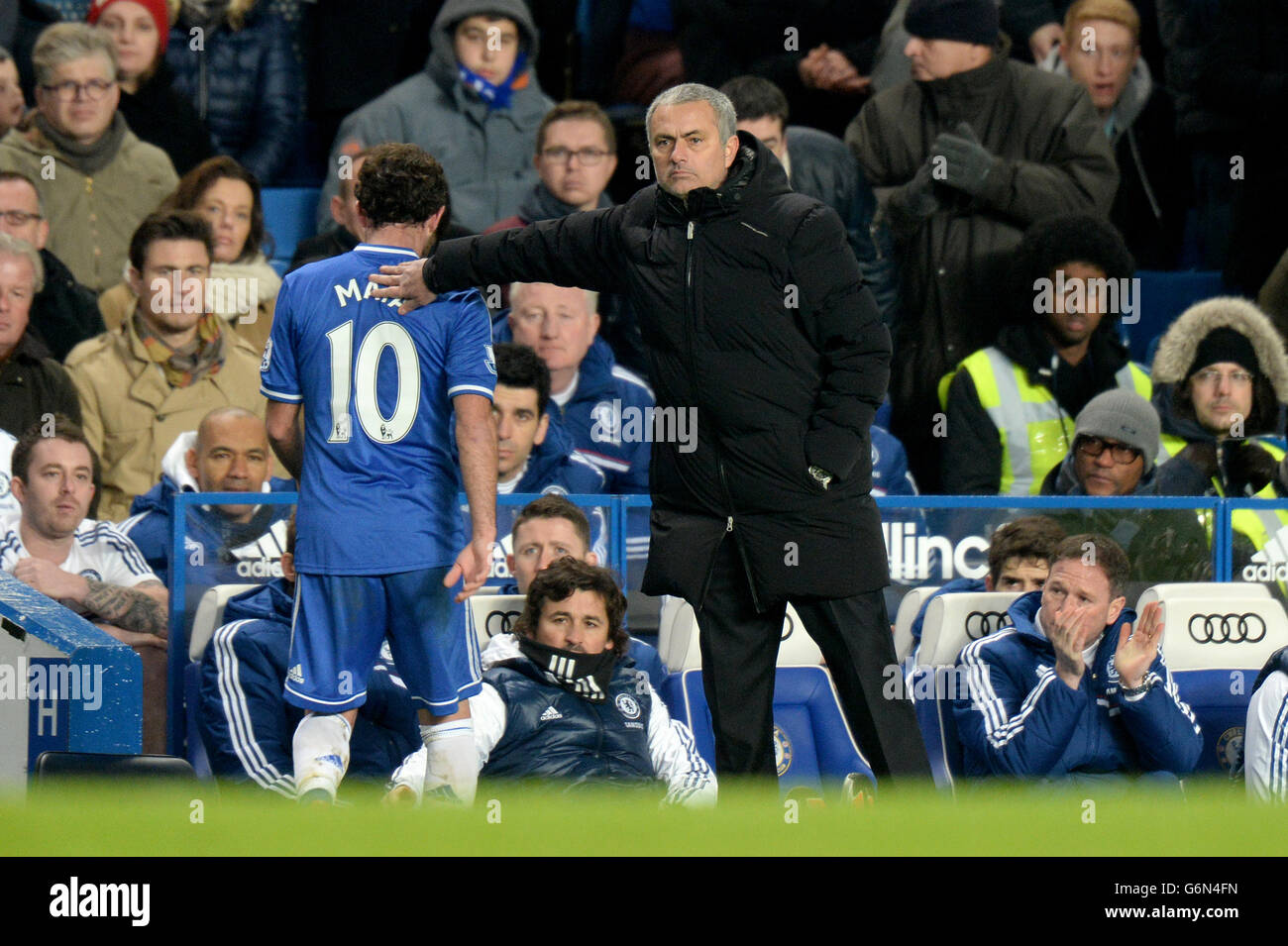 Soccer - Barclays Premier League - Chelsea / Swansea City - Stamford Bridge.José Mourinho, le directeur de Chelsea, avec un pat sur le dos pour Juan Mata après qu'il ait été remplacé Banque D'Images